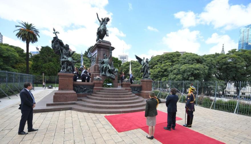 Con Karina Milei a su lado: la frase sobre San Martín que eligió el Presidente