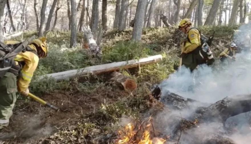 Incendios en Chubut: la lluvia y la nieve dan un respiro, pero los brigadistas siguen en alerta máxima