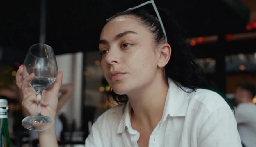 Charli XCX muestra su lado dramático en el tráiler de Erupcja