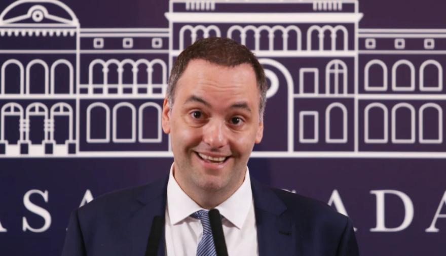 Casa Rosada en alerta: Adorni aclara sus dichos sobre Santiago Caputo