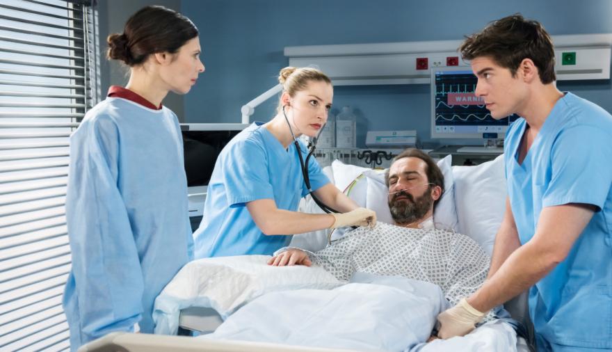 A falta de trabajo en Hollywood, los actores ofrecen sus servicios como pacientes ficticios en hospitales