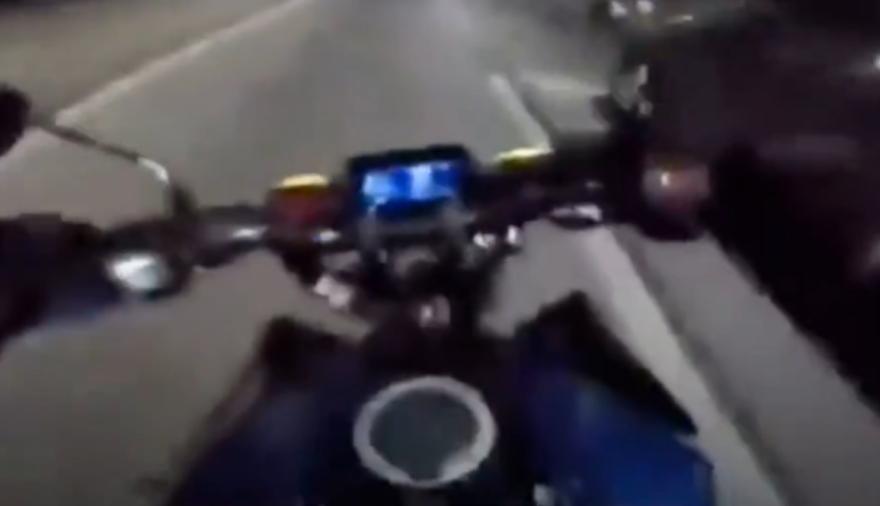 Robo a 100 km/h en plena autopista: motochorros le arrancaron la llave en movimiento 