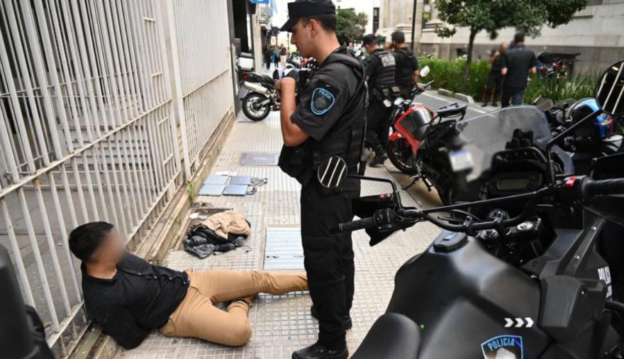 Entró a una oficina del microcentro porteño y salió con computadoras y chequeras