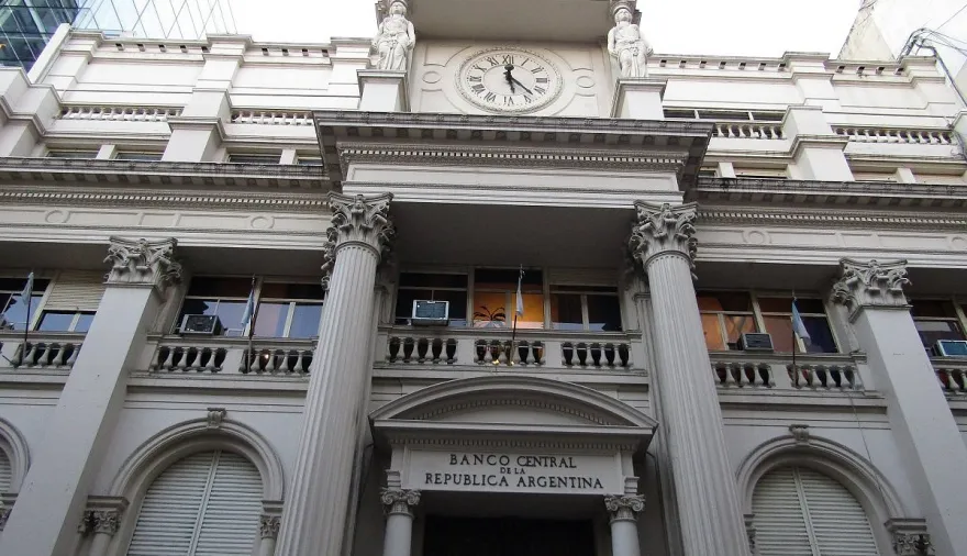 BCRA compró USD 70 millones y el dólar retrocedió levemente