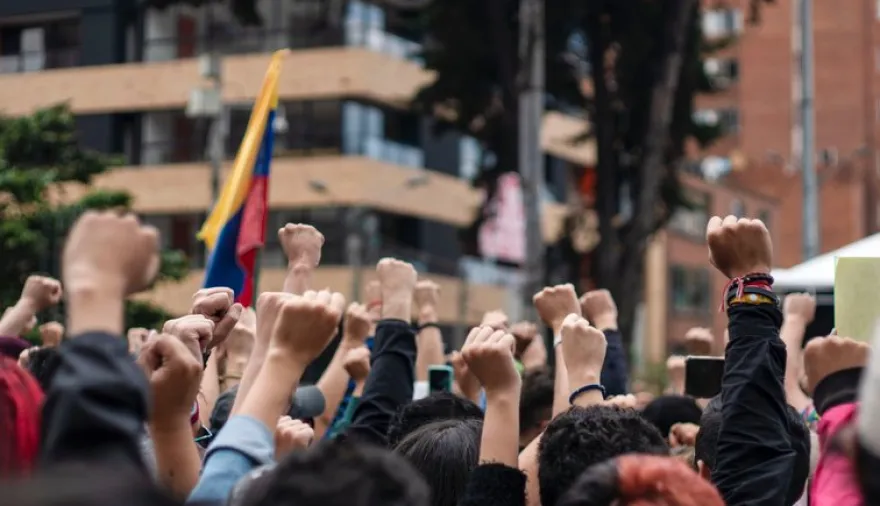 Rebelión juvenil en Bogotá: cómo amenaza a las élites políticas de Colombia