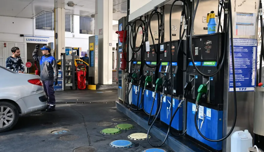 La nafta subió 7% en marzo: qué dijo el presidente de YPF sobre nuevas subas