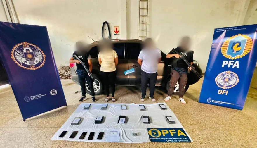 Intentaron esquivar un control en la ruta y un escáner reveló el secreto que llevaban en el auto