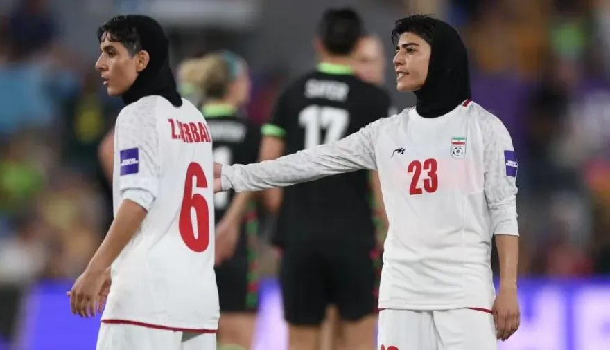 Cómo sigue la vida de Fatemeh y Atefeh, las futbolistas de Irán con asilo en Australia