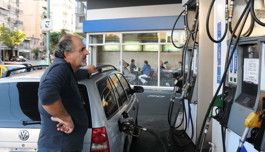 Nafta y gasóil: el 'comodín' que pidieron a Milei para frenar el aumento