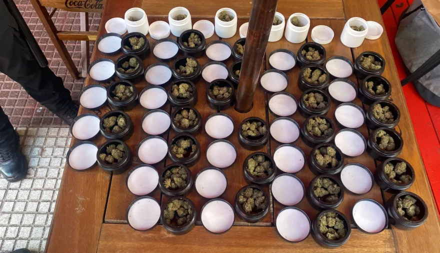 Un pasamanos en Barrio Chino: qué descubrió la Policía cuando frenó a dos hombres