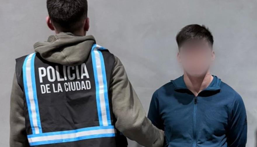 Tiene 20 años y tres pedidos de captura: los dos homicidios que le imputan