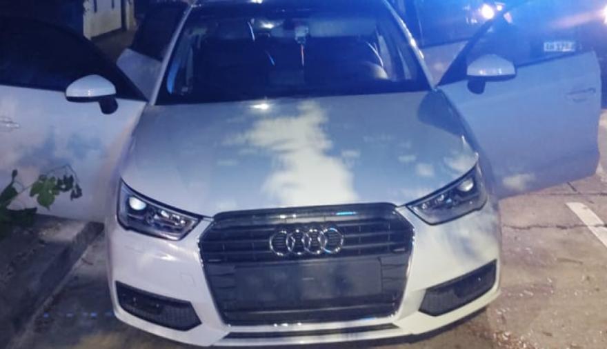 Llegaron en un Audi, cortaron la luz para robar un depósito y terminaron presos