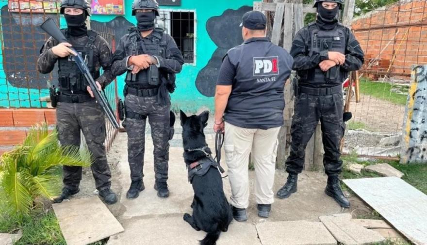El perro que encontró lo que buscaba la policía: 400 dosis de cocaína y cuatro detenidos en Rosario