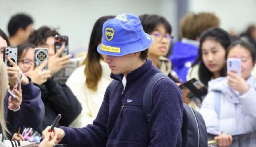 Cerca de los fanáticos y guiño a Boca: las primeras horas de Colapinto en China