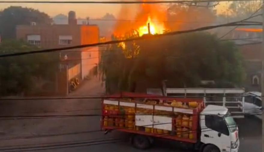Voraz incendio y explosiones en un depósito de garrafas en Mariano Acosta