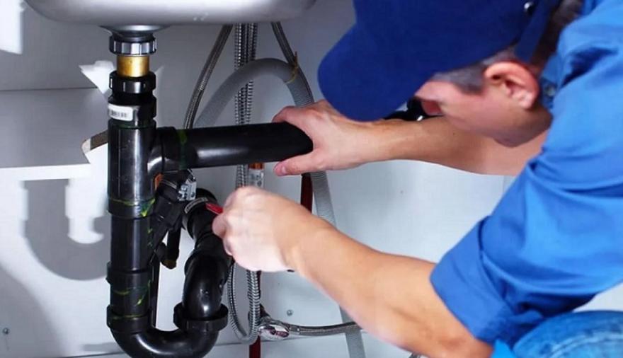 Crisis de oficios en Argentina: por qué faltan plomeros y cómo el déficit técnico ya encarece las obras