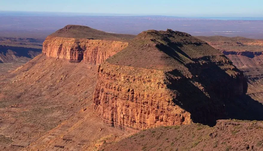 Las Cárceles, donde la roca se abrió para dejar pasar el viento y los cóndores