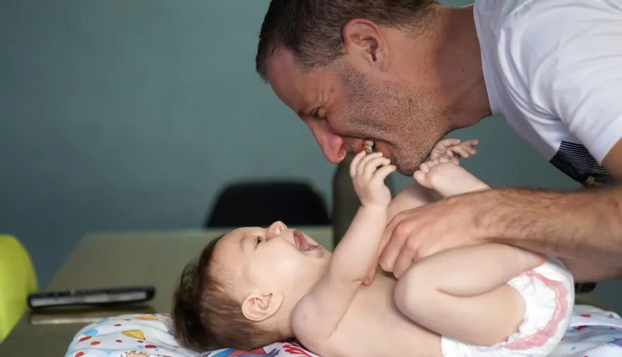 Licencia por paternidad: de 2 a 30 días, a quiénes abarca el proyecto acordado