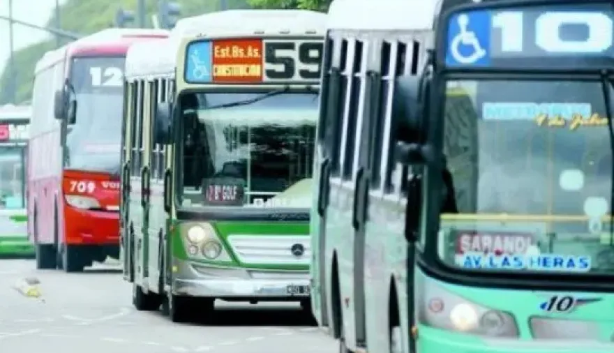 AMBA en alerta: el Gobierno paga, pero los colectivos siguen reducidos