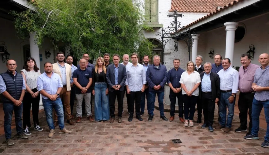 Intendentes bonaerenses y Katopodis van contra Caputo por el precio de la nafta