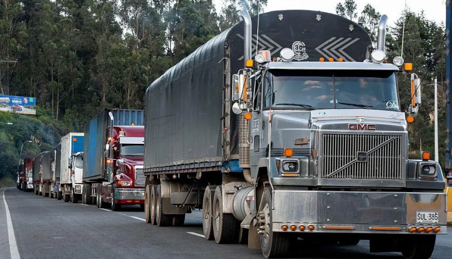 Ecuador sube aranceles al 100% y Colombia enfrenta un golpe comercial