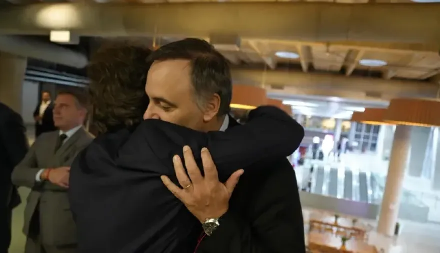 Javier Milei blinda a Manuel Adorni: lo llevó a AmCham y redobló su defensa pública