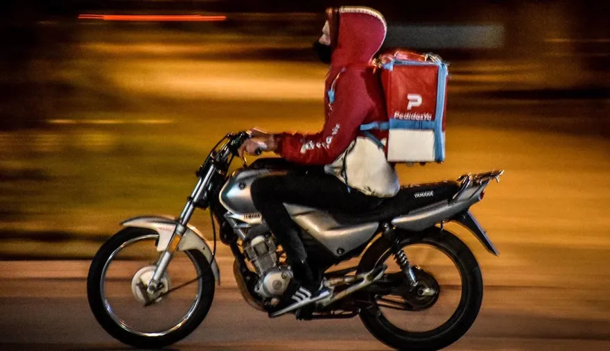 12 horas conectado y 10 de descanso: el proyecto para Rappi, Uber y PedidosYa