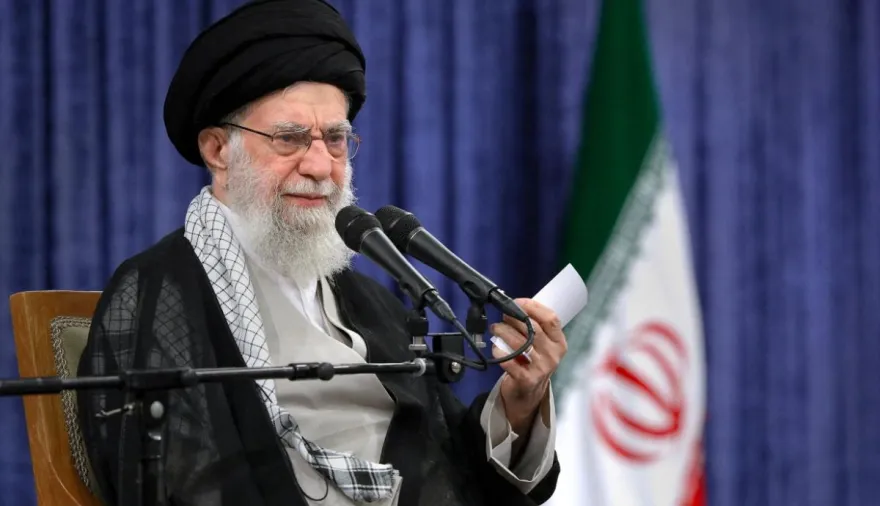 Jamenei: su cumpleaños llega sin actos ni homenajes en Irán