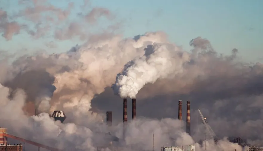 Chile baja la contaminación en ciudades clave: dónde sigue el foco crítico