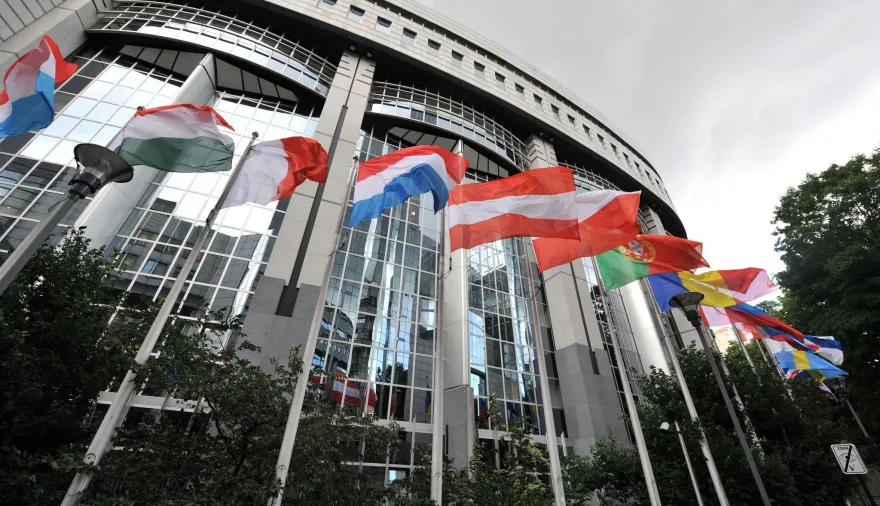 Grecia deja de ser la más endeudada y supera a Italia en la eurozona