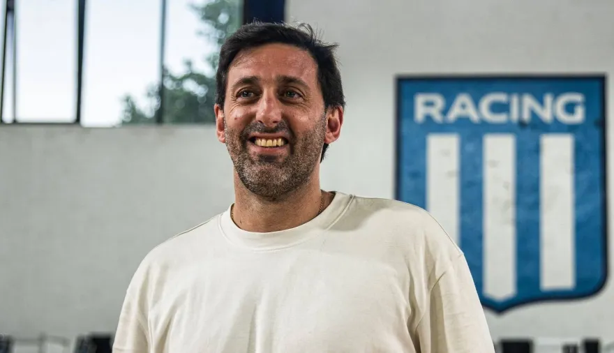 Gustavo Costas sigue blindado en Racing mientras Milito enfrenta el primer golpe