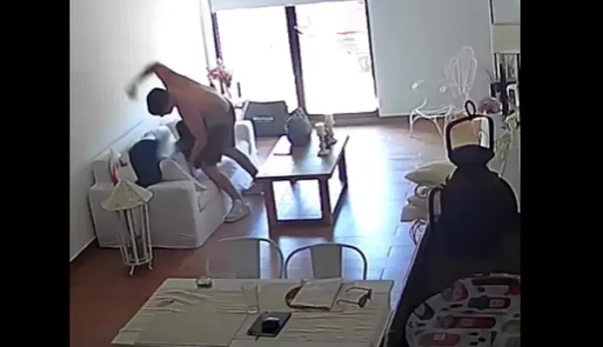 “Me cansé de que nadie me escuche”: una joven difundió los videos de las golpizas que le dio su ex