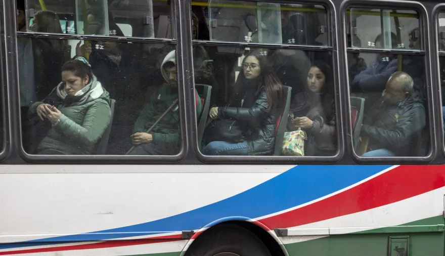 Colectivos en AMBA: $128.000 millones en deuda y millones de usuarios en riesgo