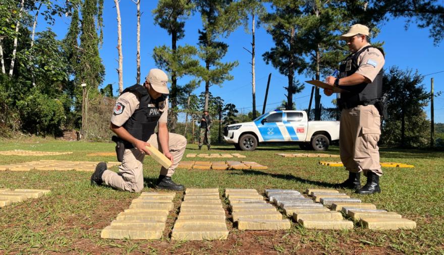 El hallazgo que desconcertó a Prefectura: más de una tonelada de droga tirada en el monte