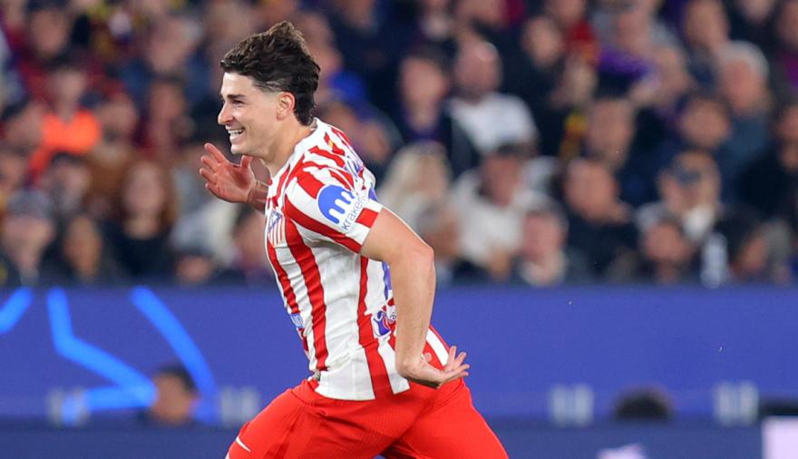 Con un golazo de Julián, el Atlético silenció al Camp Nou y acaricia las semifinales
