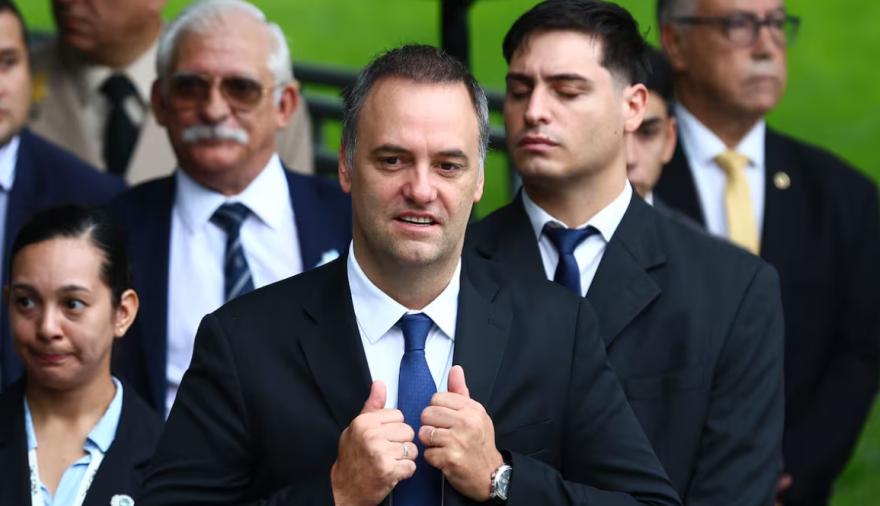 Descubrieron otro viaje de Adorni: por qué su finde VIP en Bariloche no cierra