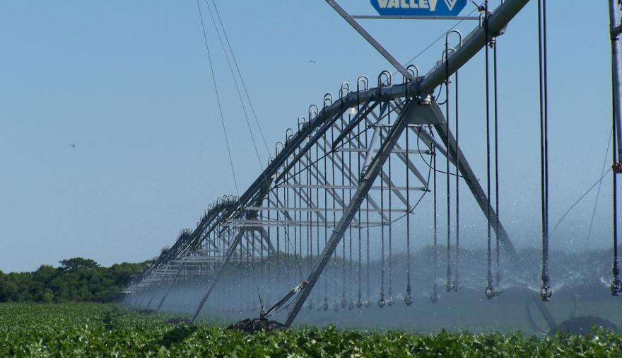 Gobierno nacional baja el IVA del riego al 10,5% y busca acelerar inversiones