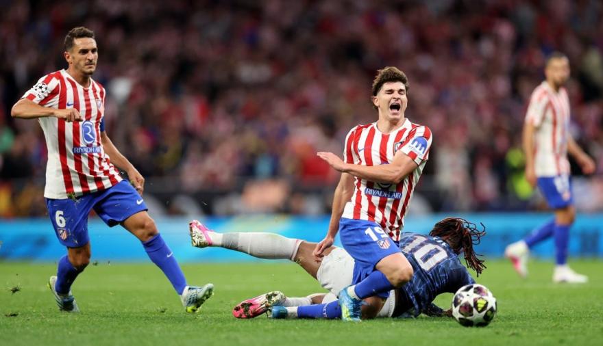 Atlético salvó la noche ante Arsenal, pero Julián encendió una preocupación mayor