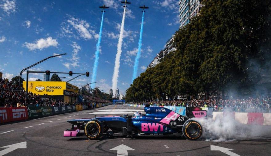 Aviones históricos de la Fuerza Aérea acompañaron el Road Show de Colapinto