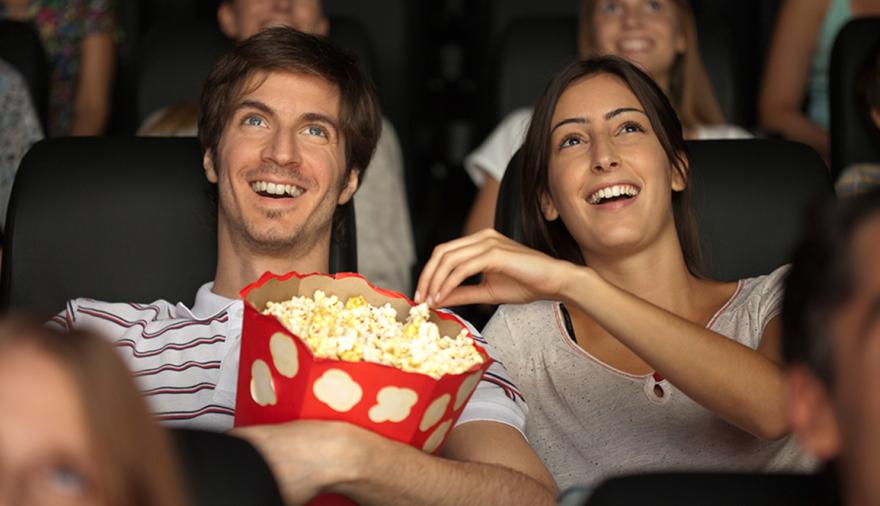 Por qué comemos pochoclo en el cine: la historia de una moda que cambió la Gran Depresión