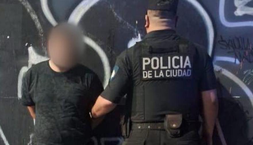 Cortaron la luz, subieron al techo y cayeron antes de entrar: cuatro chilenos detenidos en CABA