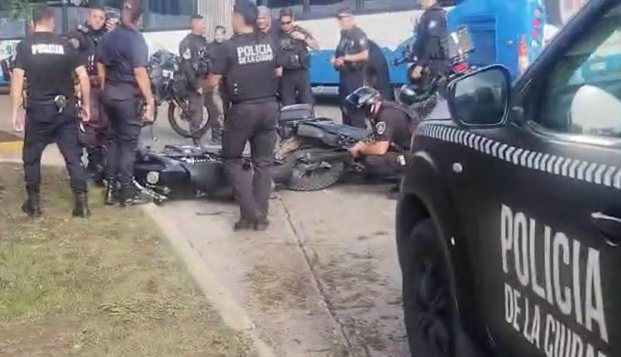 CABA: dos menores en una moto robada, una persecución y un choque que los delató