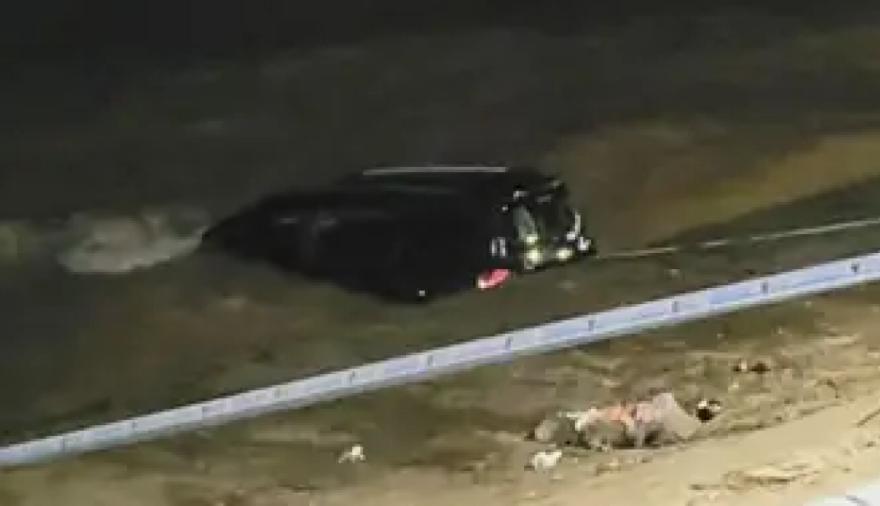 Una mujer y su hija fueron rescatadas tras caer una camioneta al Río de la Plata