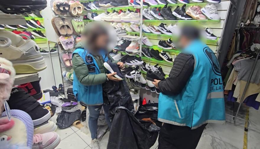 Zapatillas, termos y celulares truchos: golpe a la venta ilegal en CABA