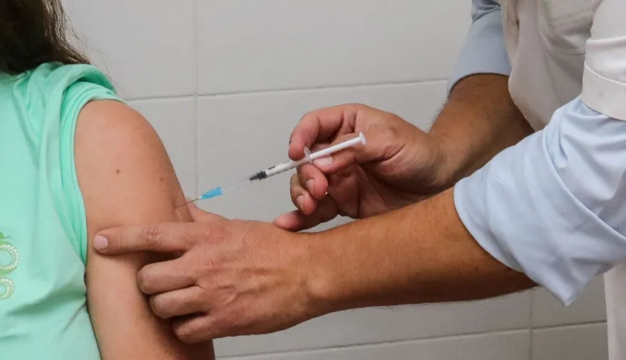 Por baja vacunación antigripal advierten riesgos de rebrote