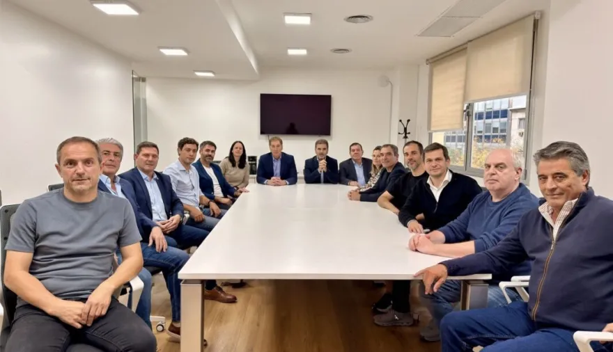Santilli arma un puente entre PRO y libertarios para ordenar la Provincia