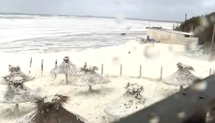 Fenómeno en Quequén: la espuma marina cubrió las playas tras el ciclón