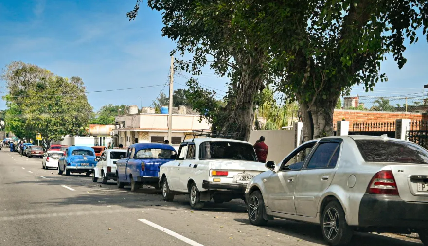 Cuba dolariza el surtidor: el costo regional del embargo que Argentina votó