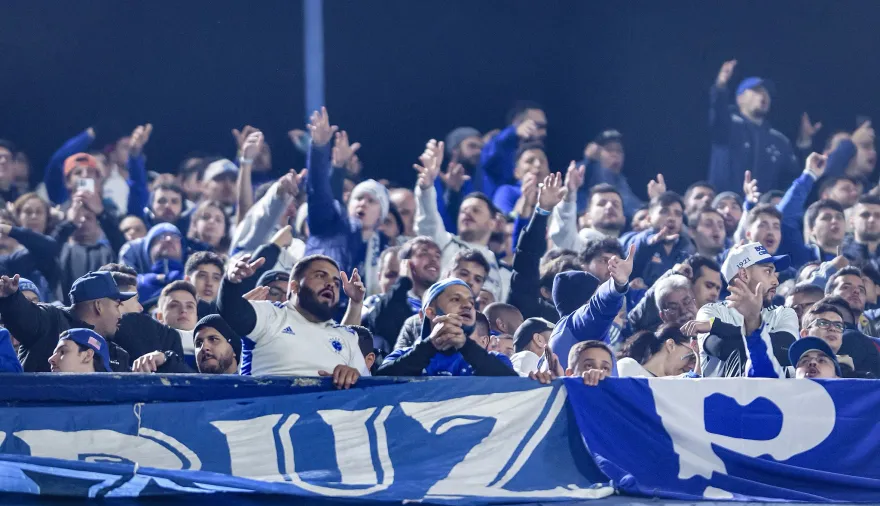 El polémico gesto de un hincha del Cruzeiro que terminó detenido en la Bombonera
