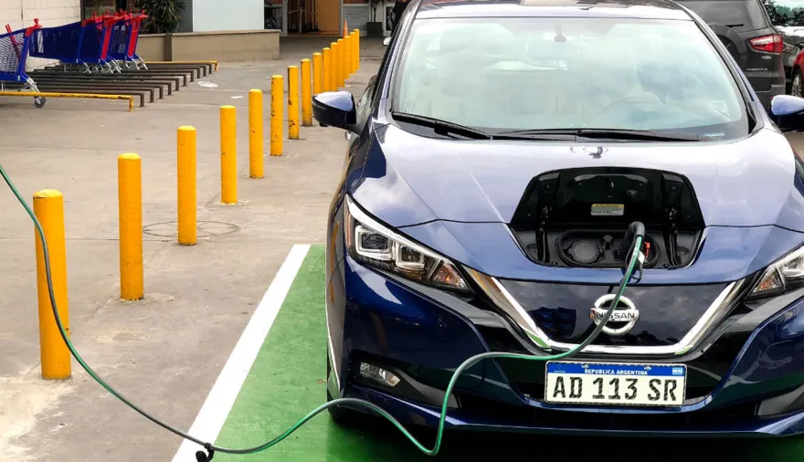 Autos eléctricos en Argentina: el plan PRO que cambiaría edificios y estaciones de servicio
